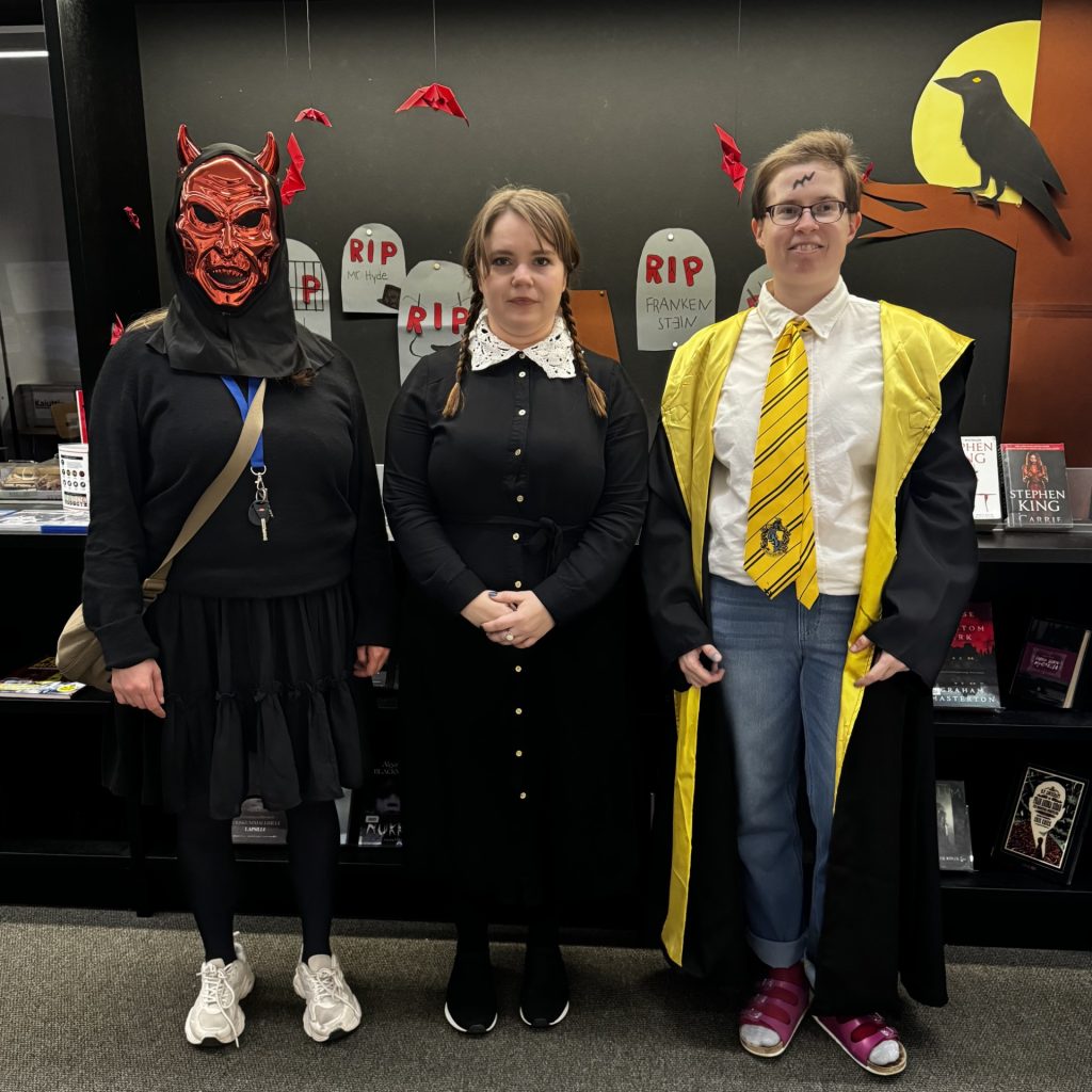 Kolme ihmistä naamiaisasuissa.