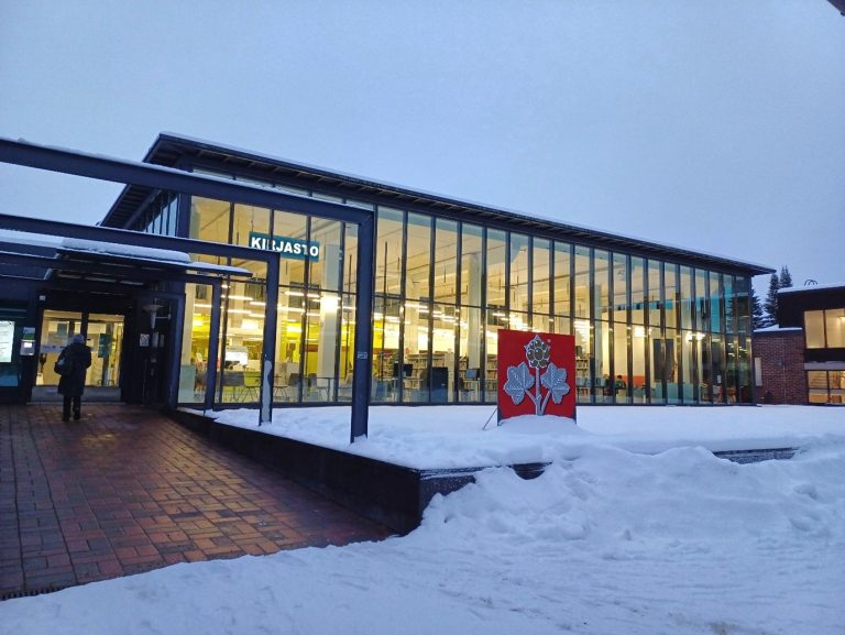 Kuva Muuramen kirjaston julkisivusta talvisessa lumimaisemassa