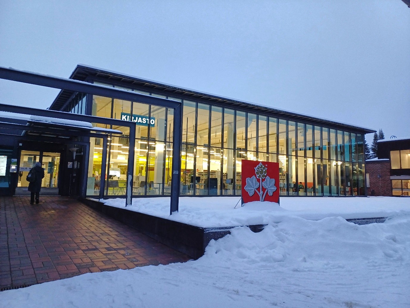 Kuva Muuramen kirjaston julkisivusta talvisessa lumimaisemassa